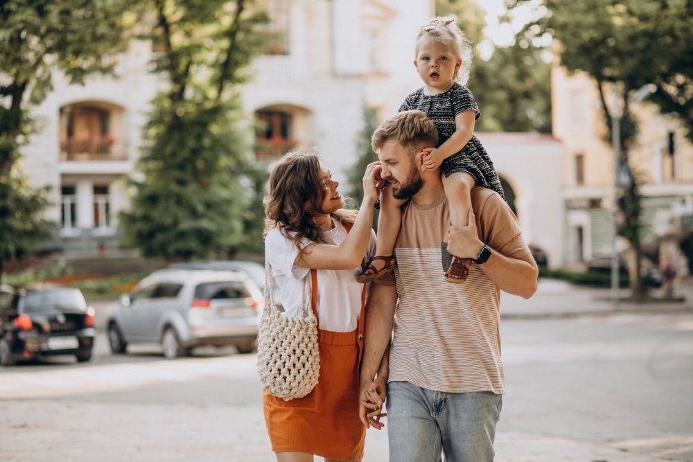 Pais com a filha na cidade. senivpetrp freepik