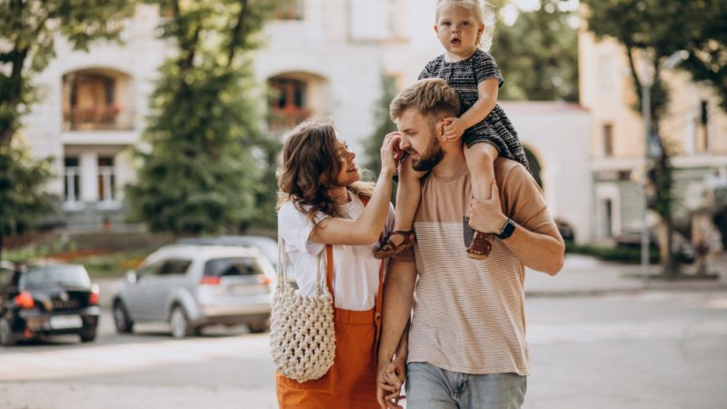 Pais com a filha na cidade. senivpetrp freepik